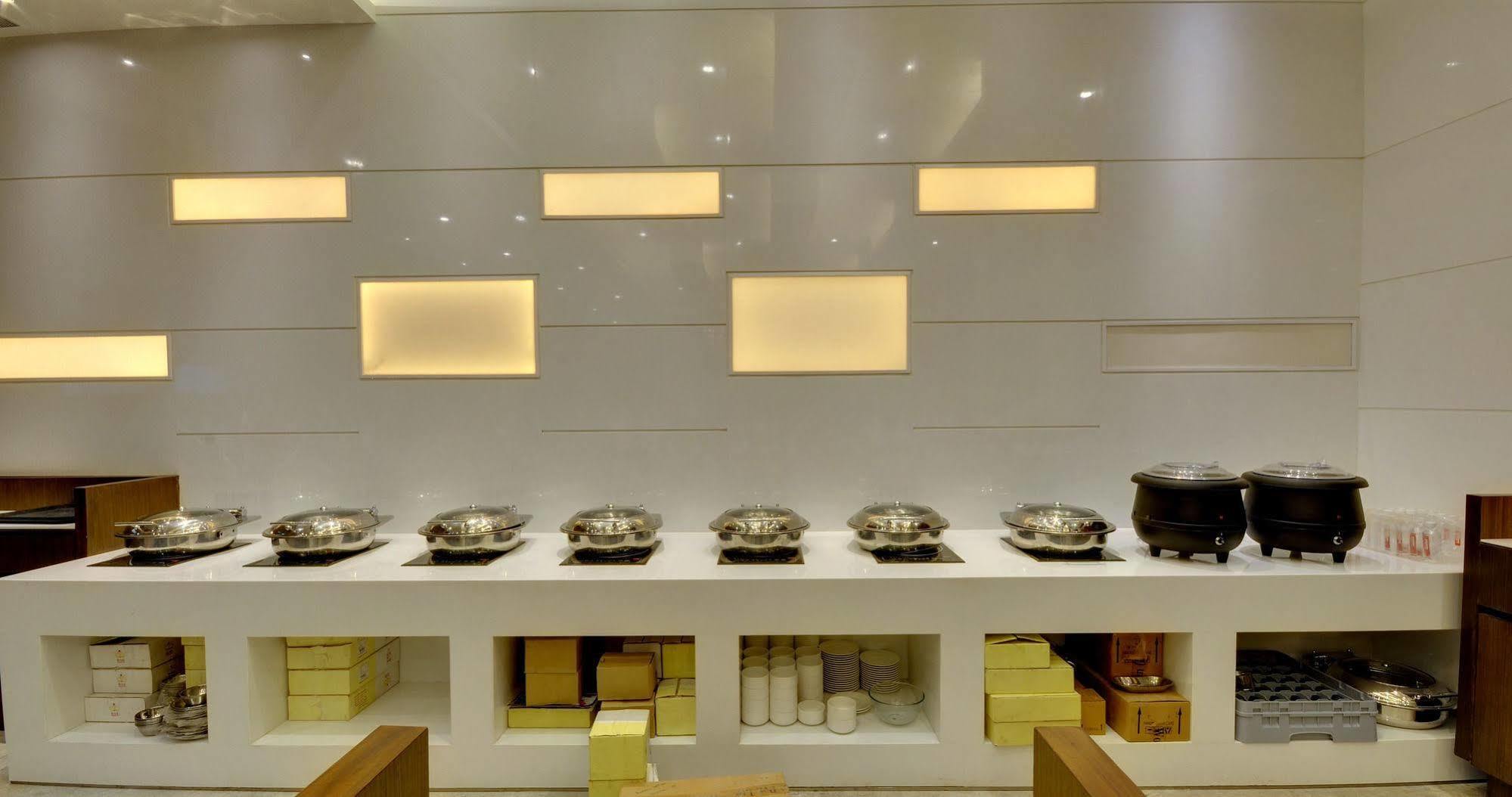 Hotel Platinum Rajkot Buitenkant foto