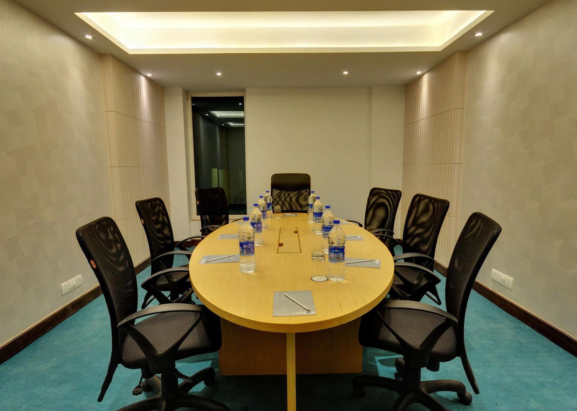 Hotel Platinum Rajkot Buitenkant foto
