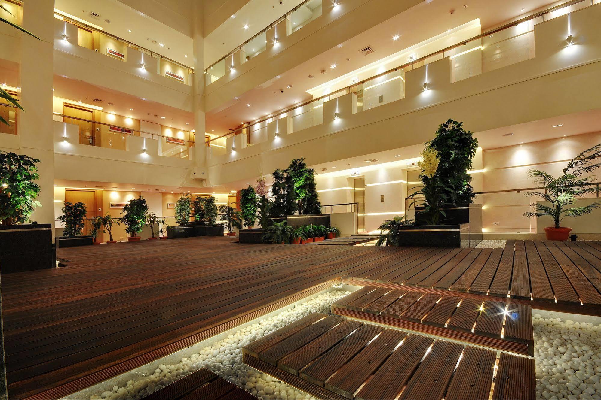 Hotel Platinum Rajkot Buitenkant foto