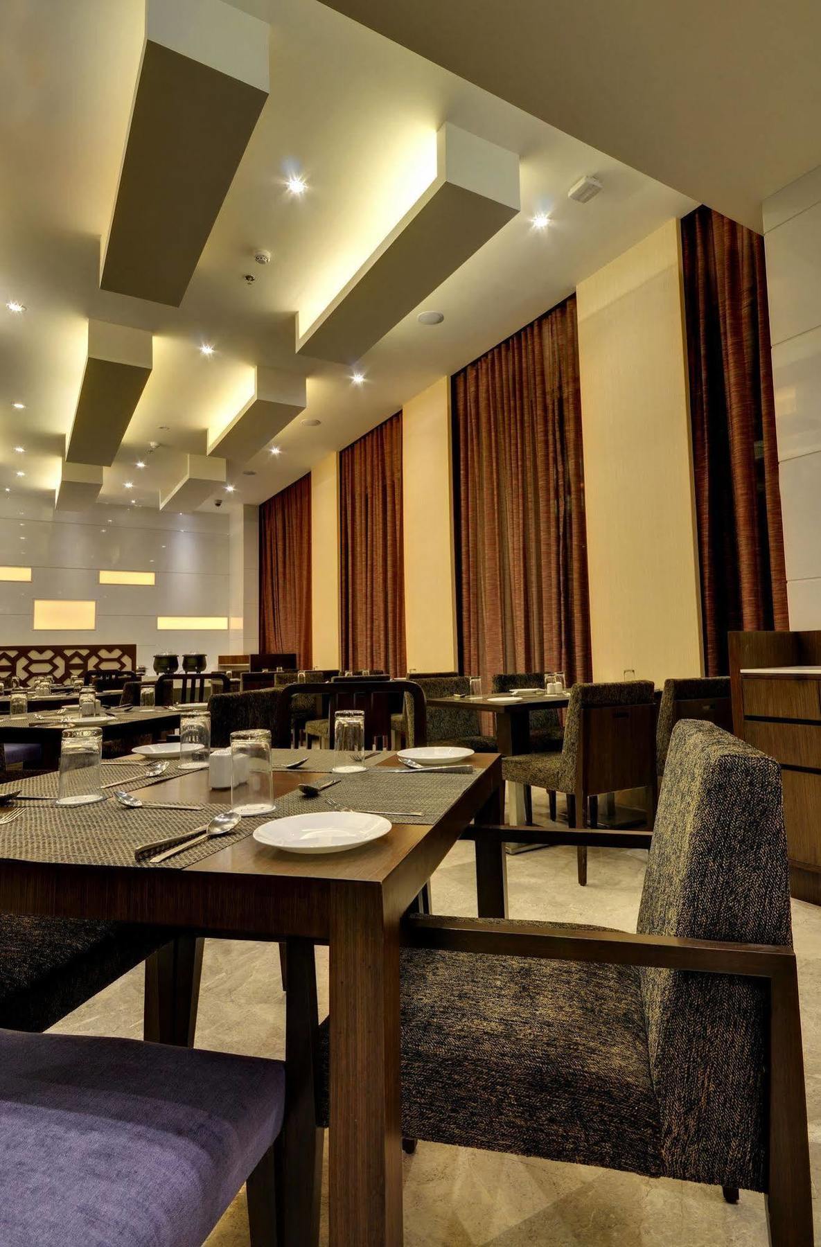 Hotel Platinum Rajkot Buitenkant foto