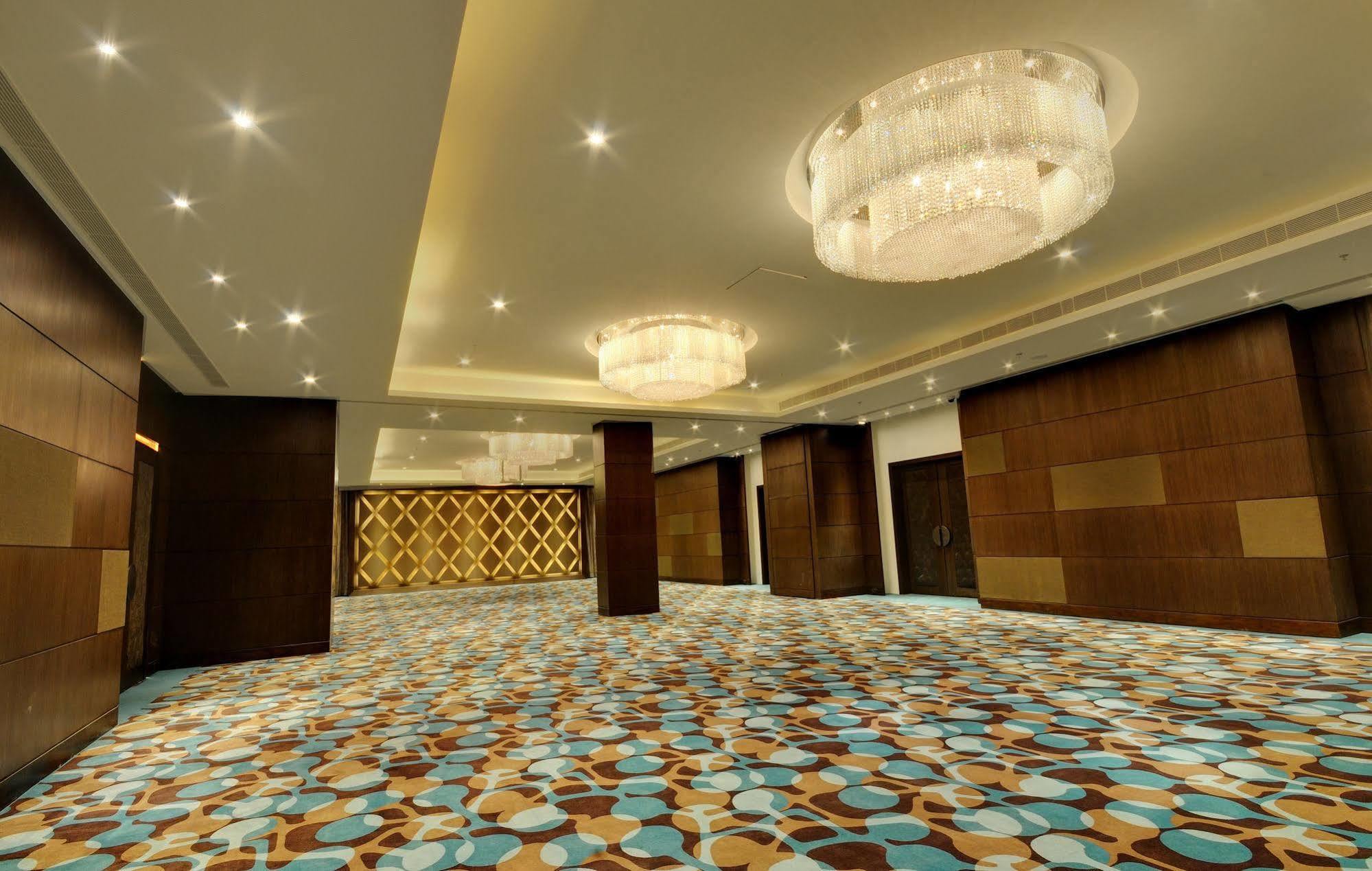 Hotel Platinum Rajkot Buitenkant foto