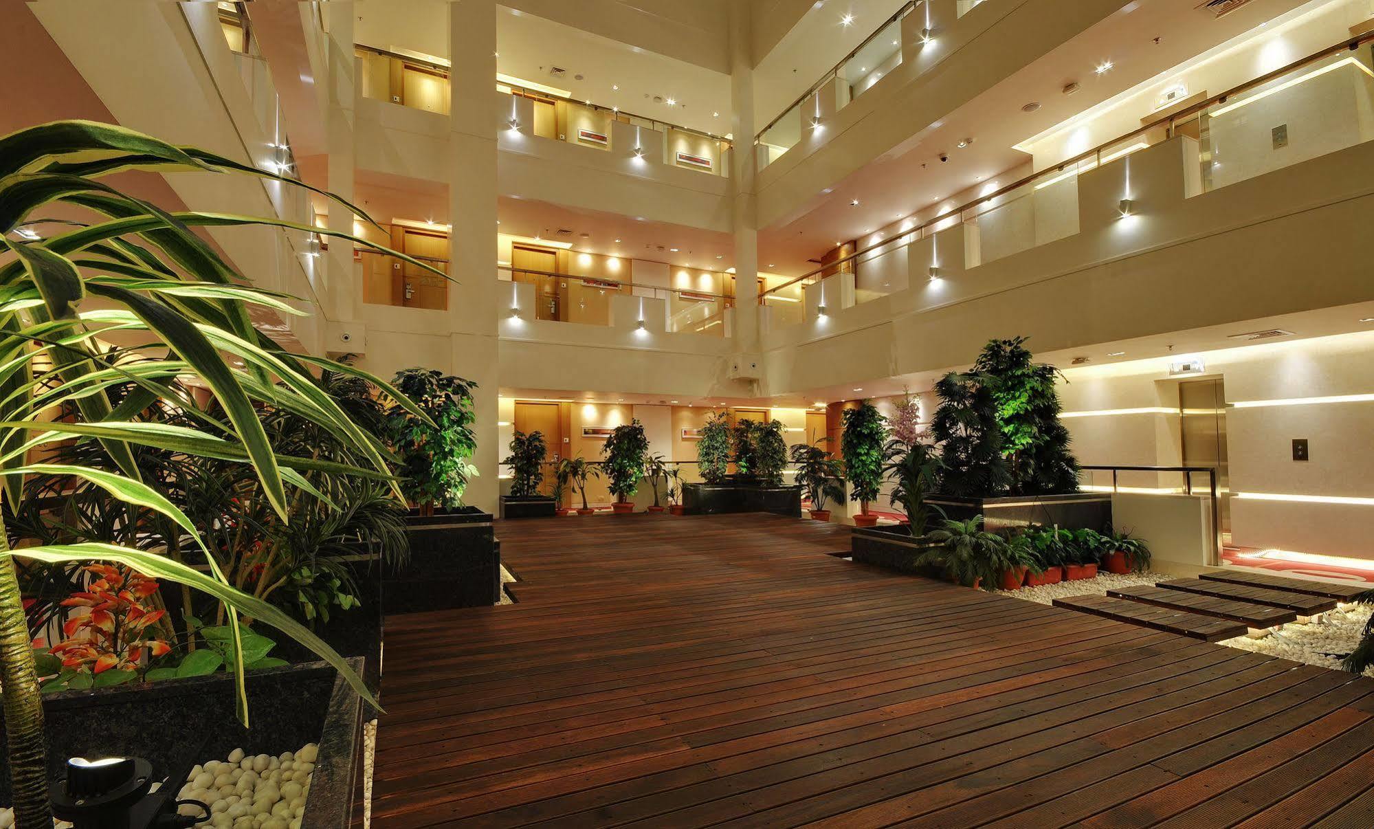 Hotel Platinum Rajkot Buitenkant foto