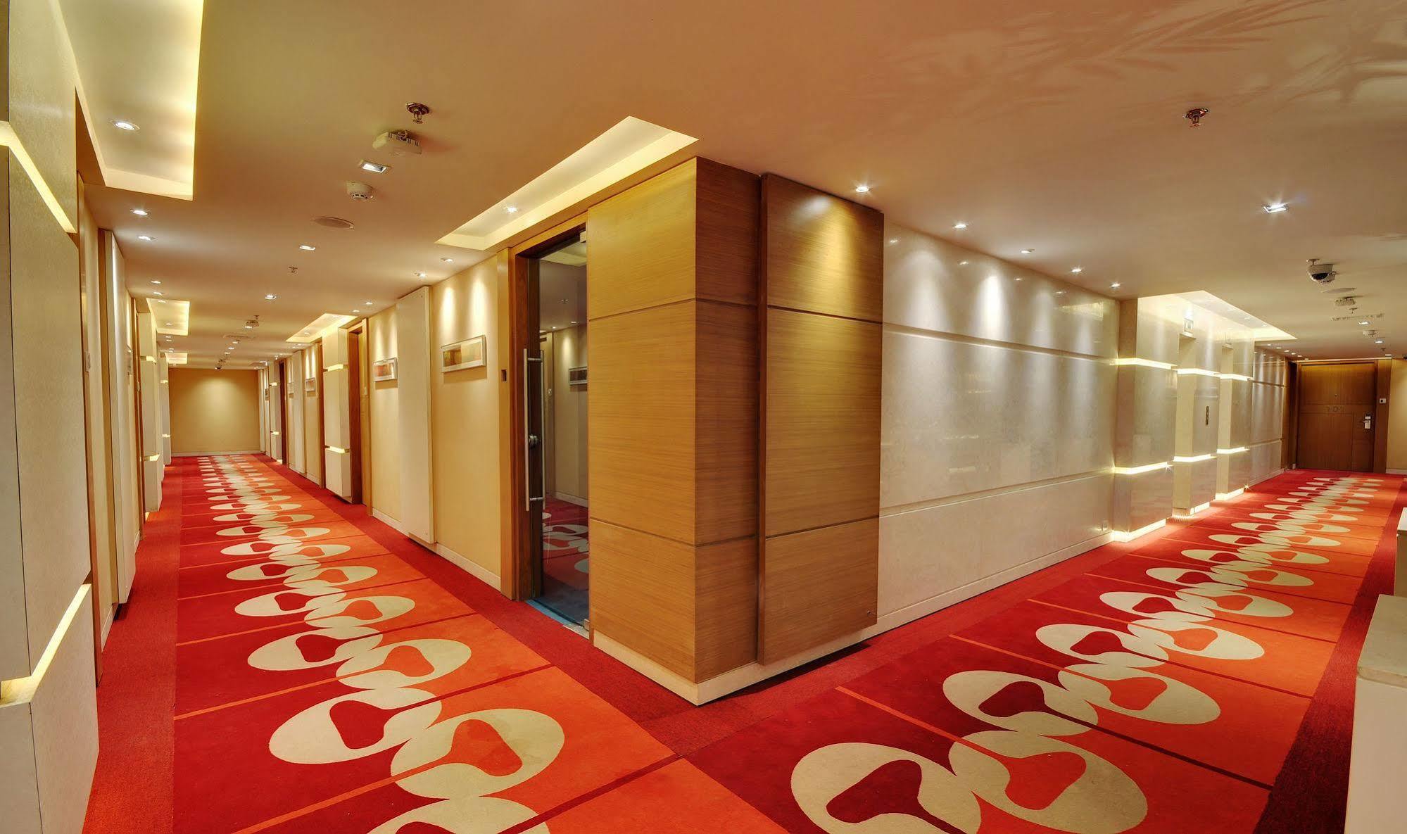Hotel Platinum Rajkot Buitenkant foto