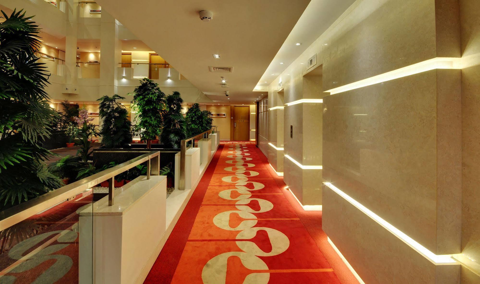 Hotel Platinum Rajkot Buitenkant foto