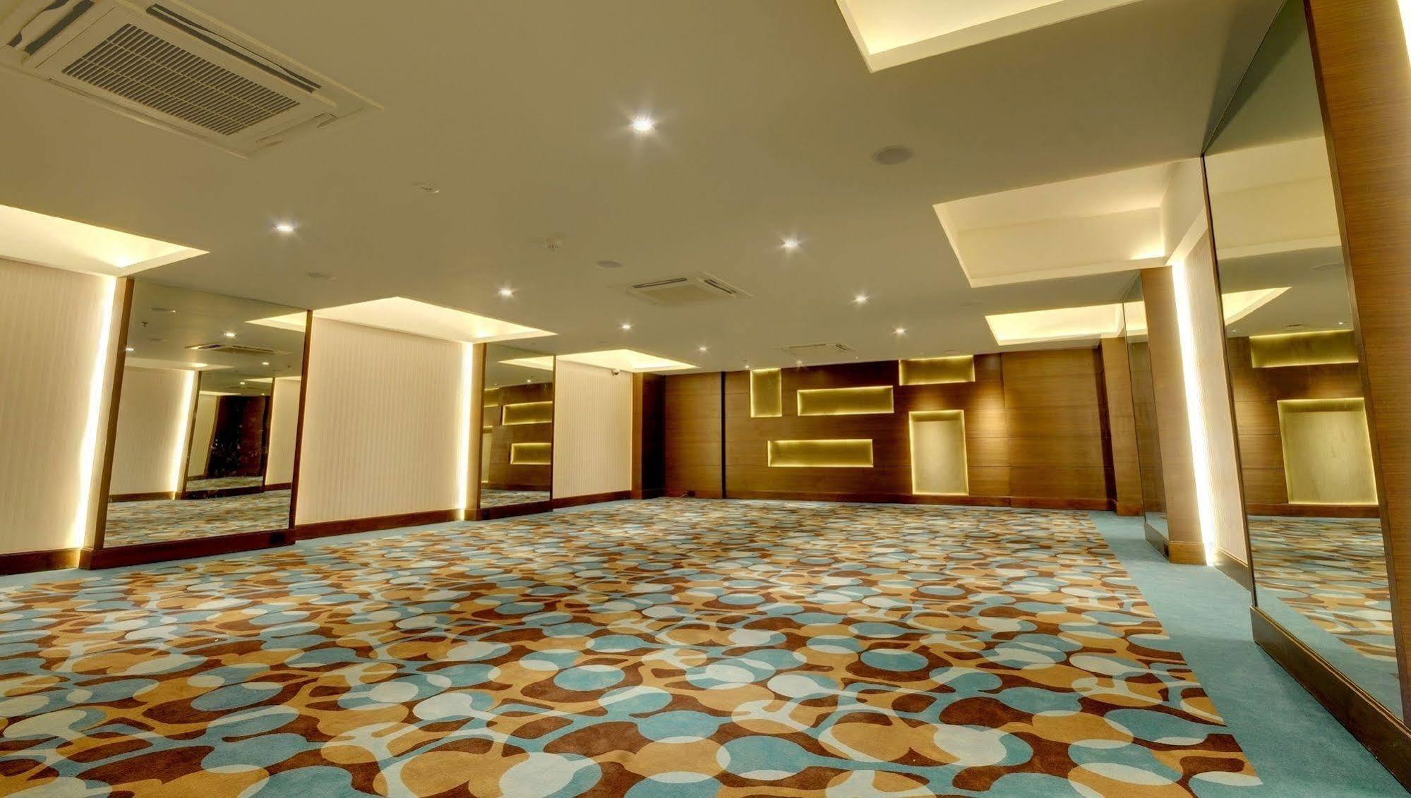 Hotel Platinum Rajkot Buitenkant foto