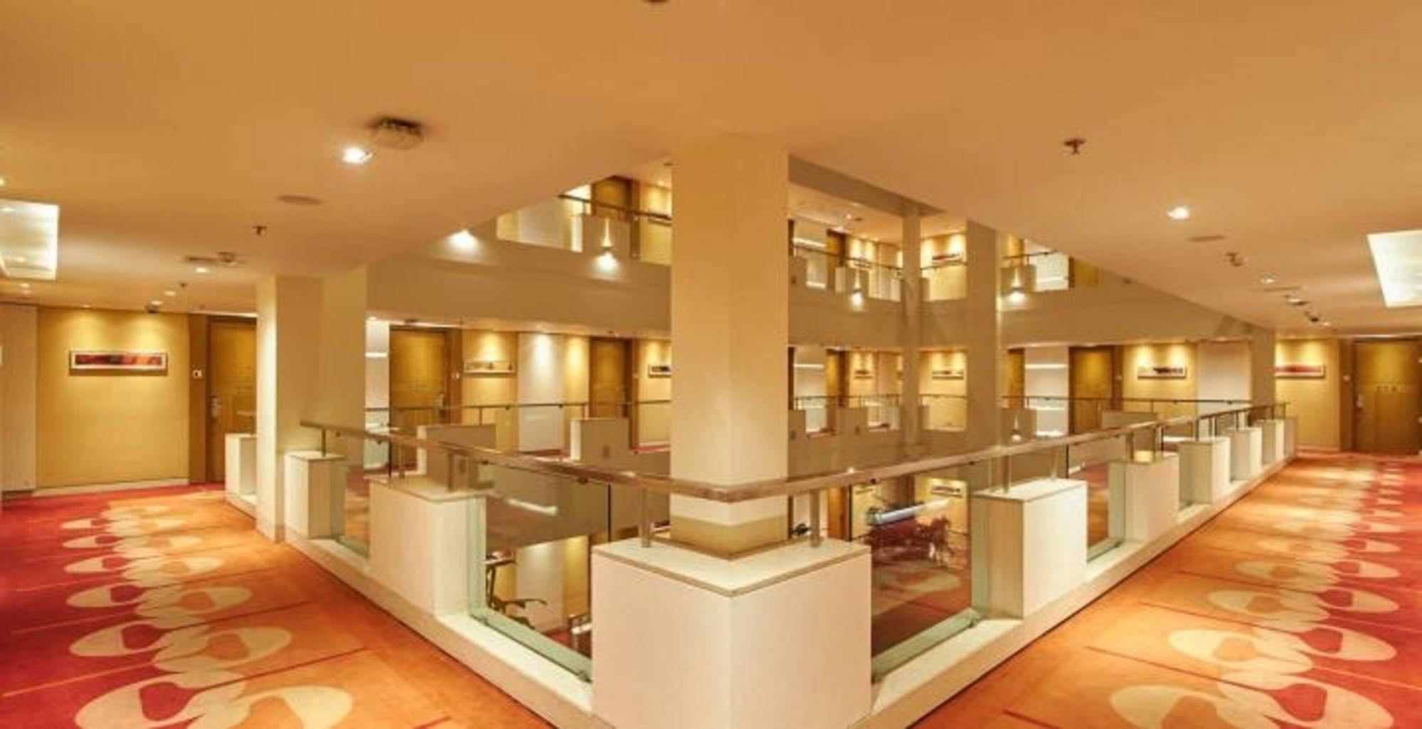 Hotel Platinum Rajkot Buitenkant foto