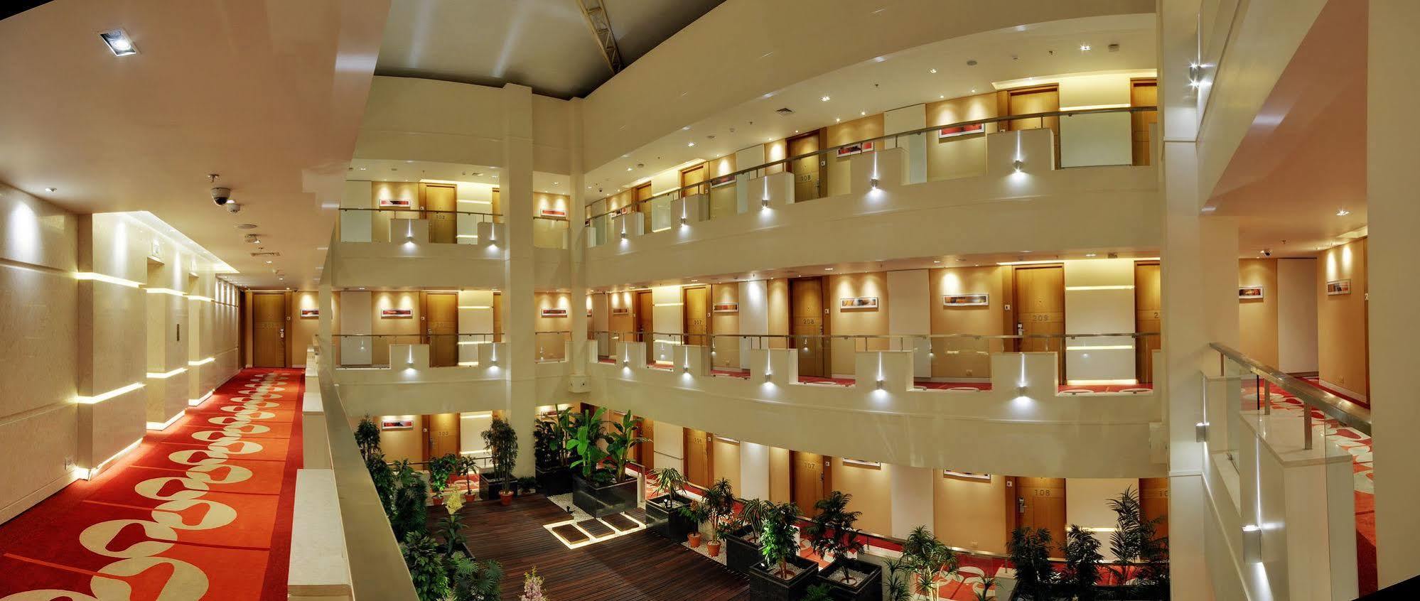Hotel Platinum Rajkot Buitenkant foto
