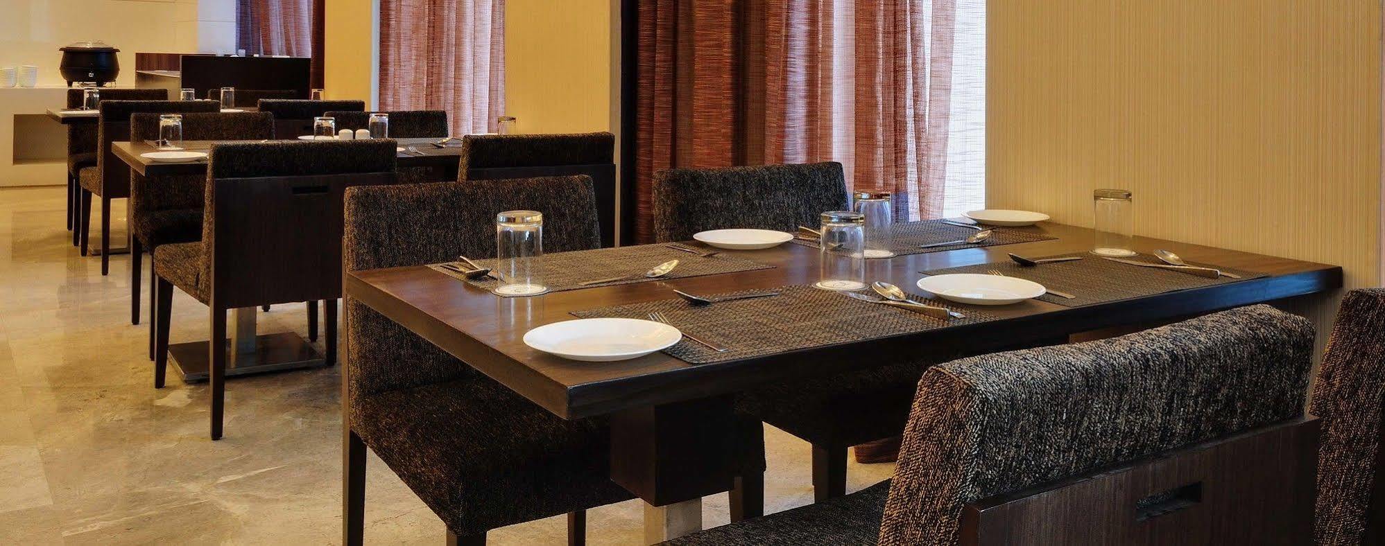 Hotel Platinum Rajkot Buitenkant foto