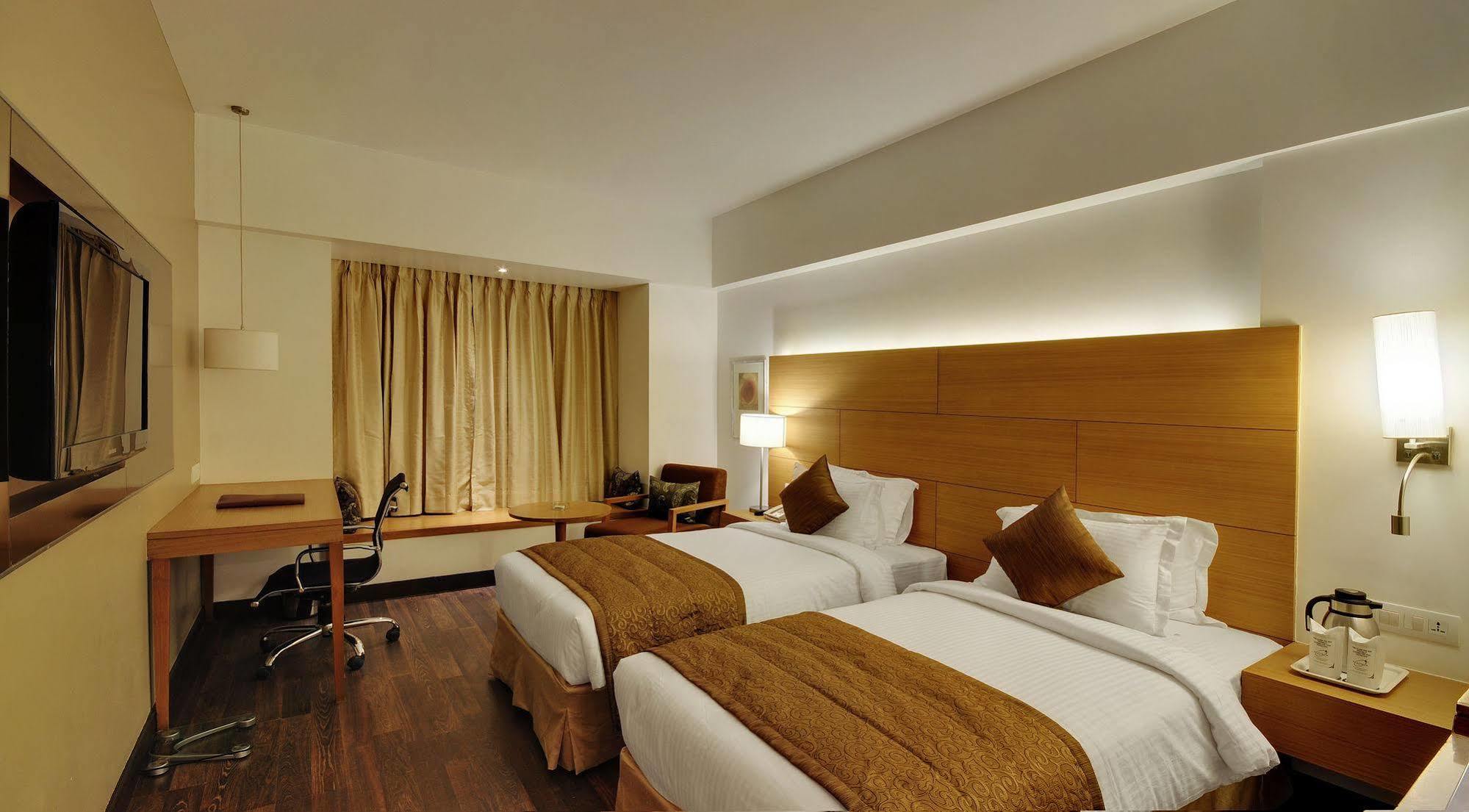 Hotel Platinum Rajkot Buitenkant foto