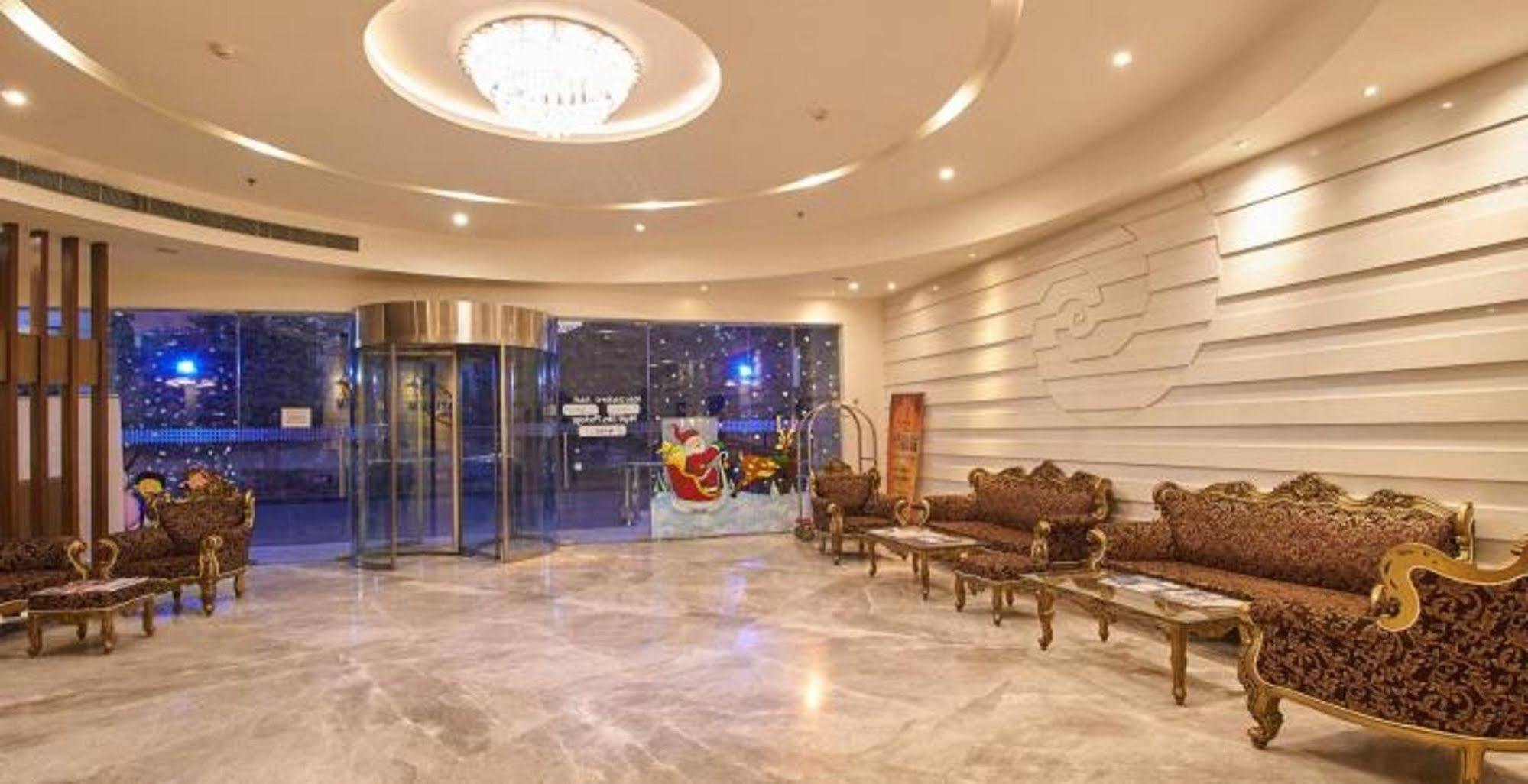 Hotel Platinum Rajkot Buitenkant foto