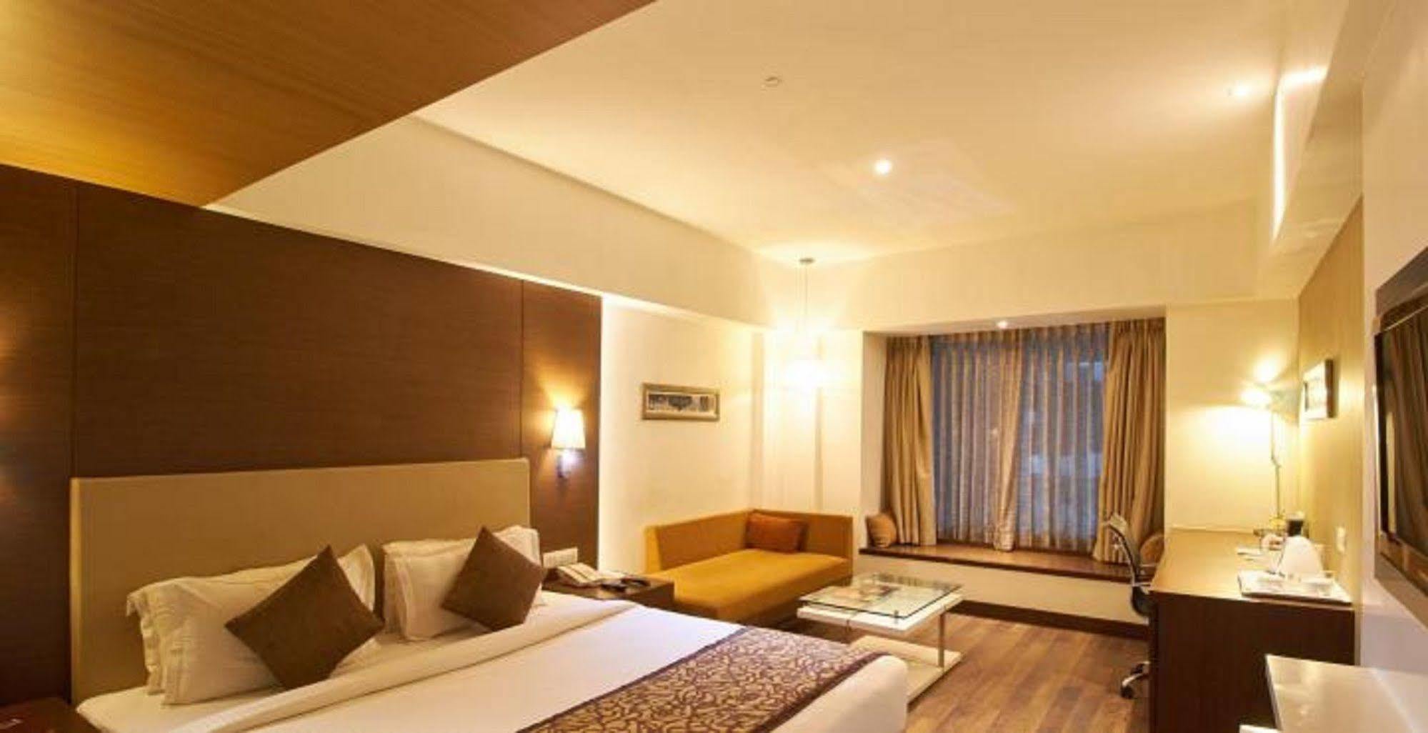 Hotel Platinum Rajkot Buitenkant foto