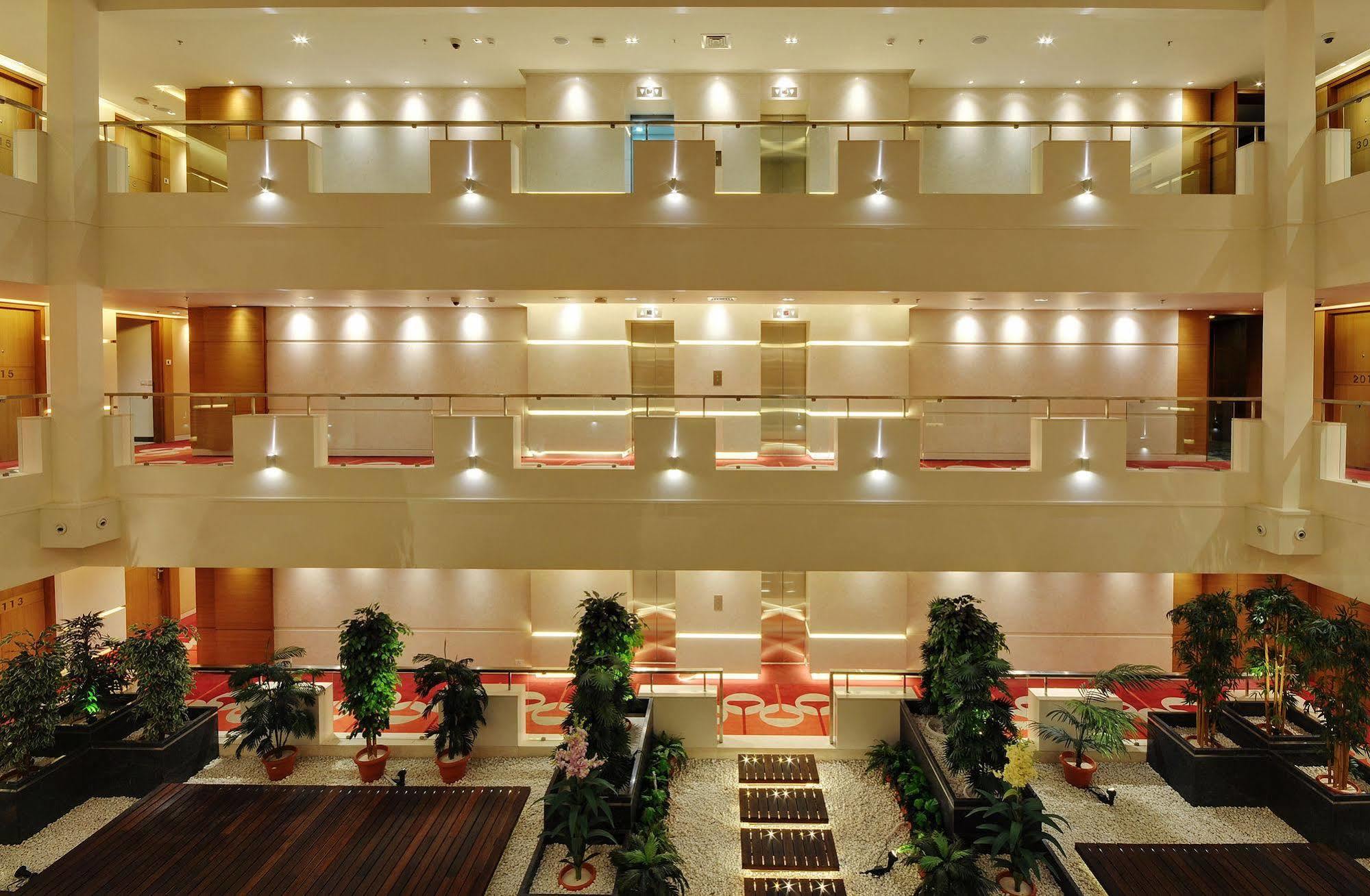 Hotel Platinum Rajkot Buitenkant foto