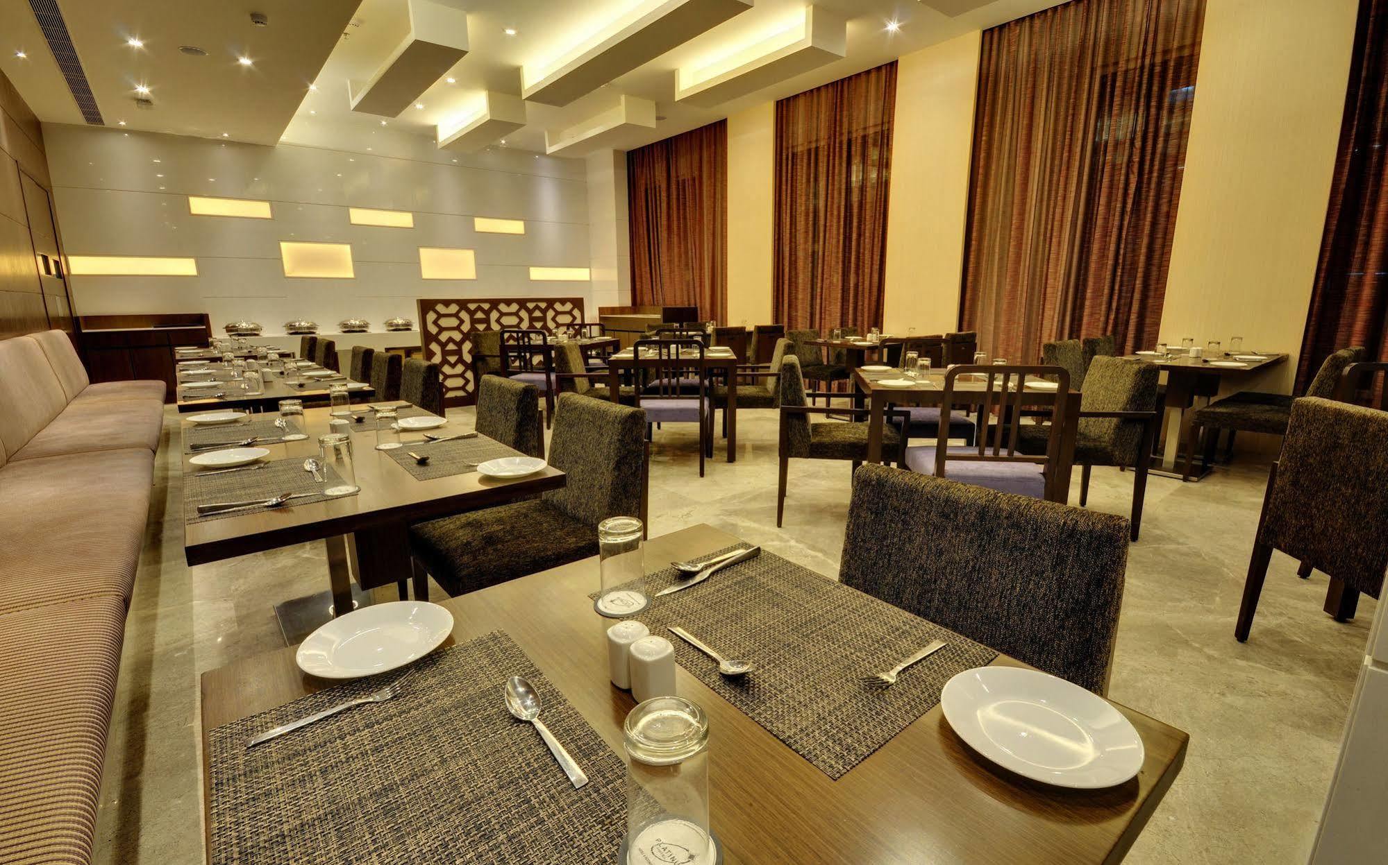 Hotel Platinum Rajkot Buitenkant foto