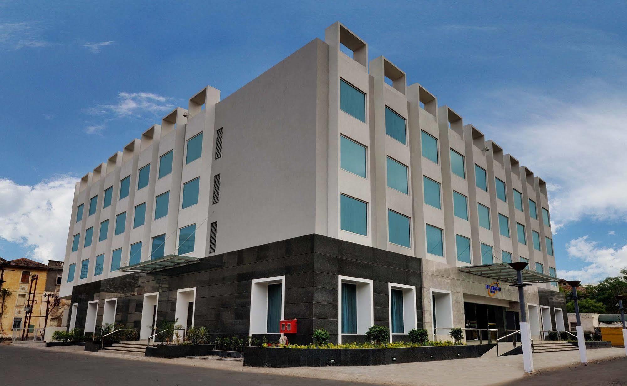 Hotel Platinum Rajkot Buitenkant foto