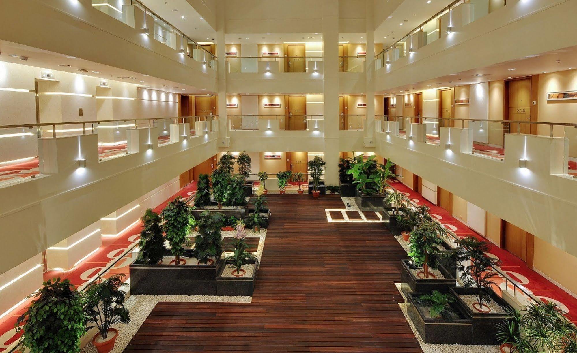 Hotel Platinum Rajkot Buitenkant foto