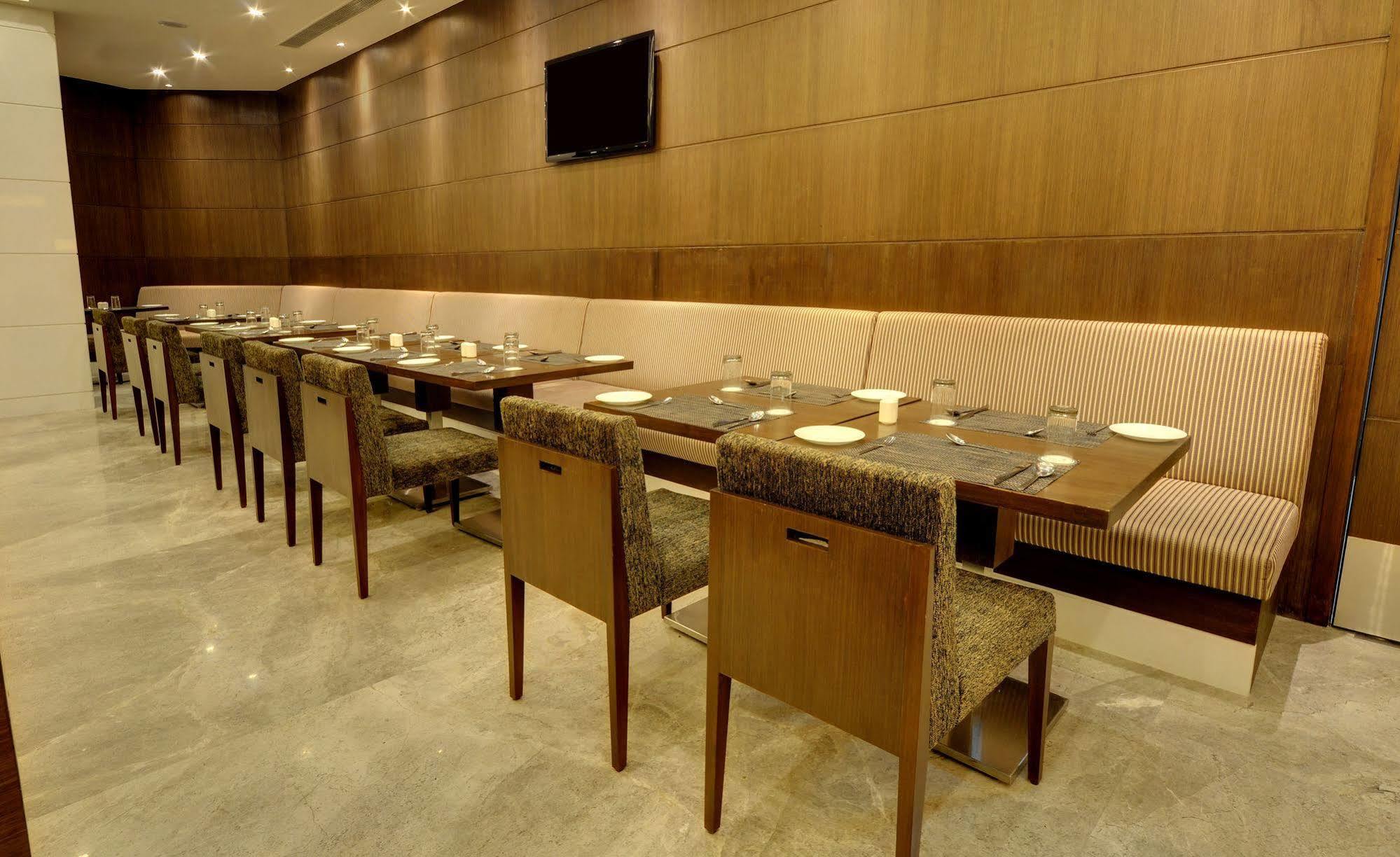 Hotel Platinum Rajkot Buitenkant foto