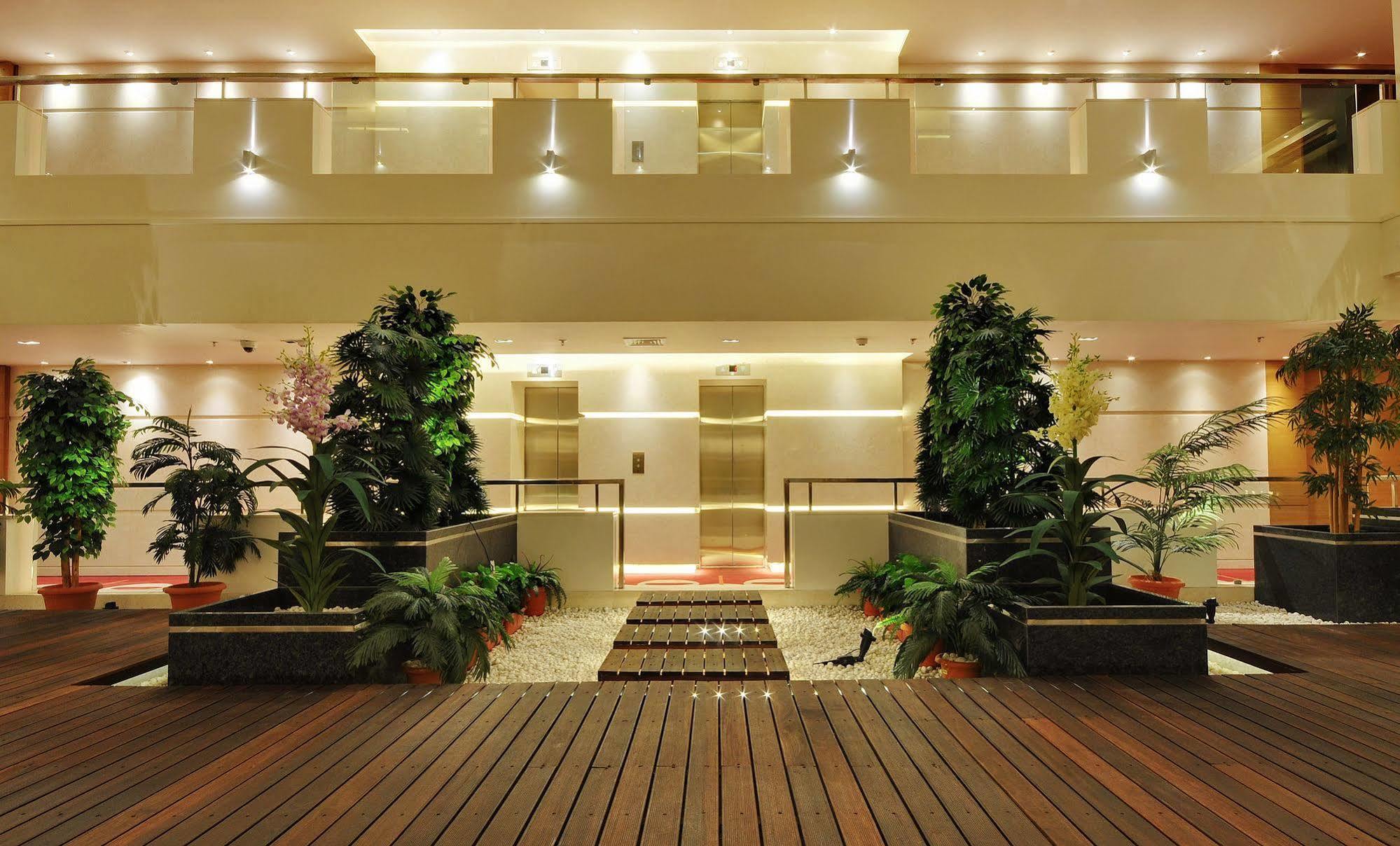Hotel Platinum Rajkot Buitenkant foto
