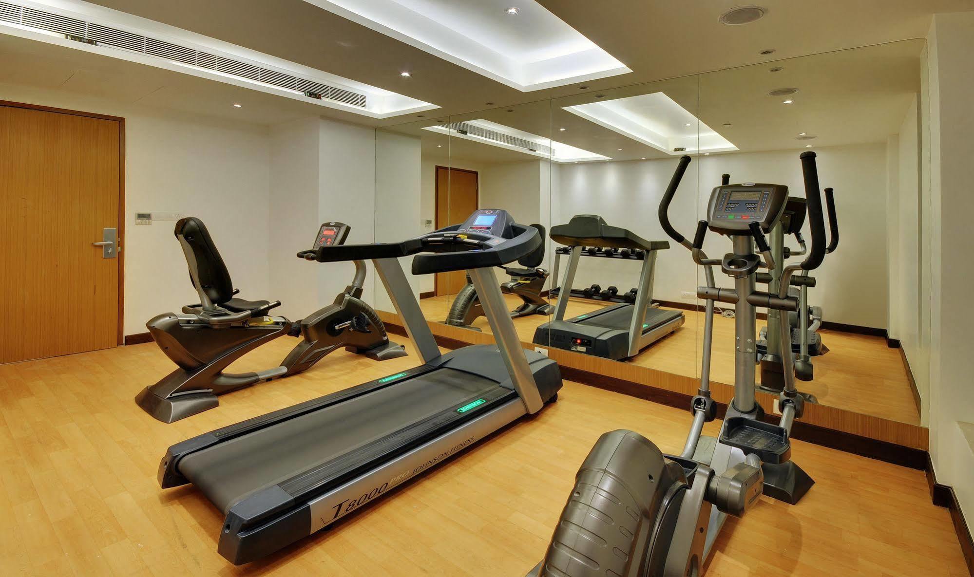 Hotel Platinum Rajkot Buitenkant foto