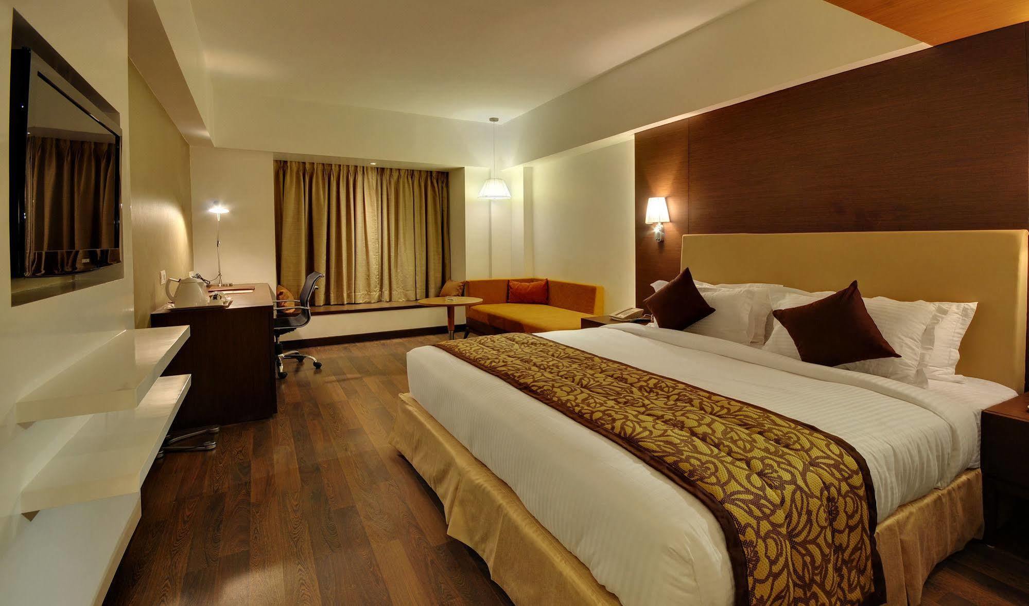 Hotel Platinum Rajkot Buitenkant foto