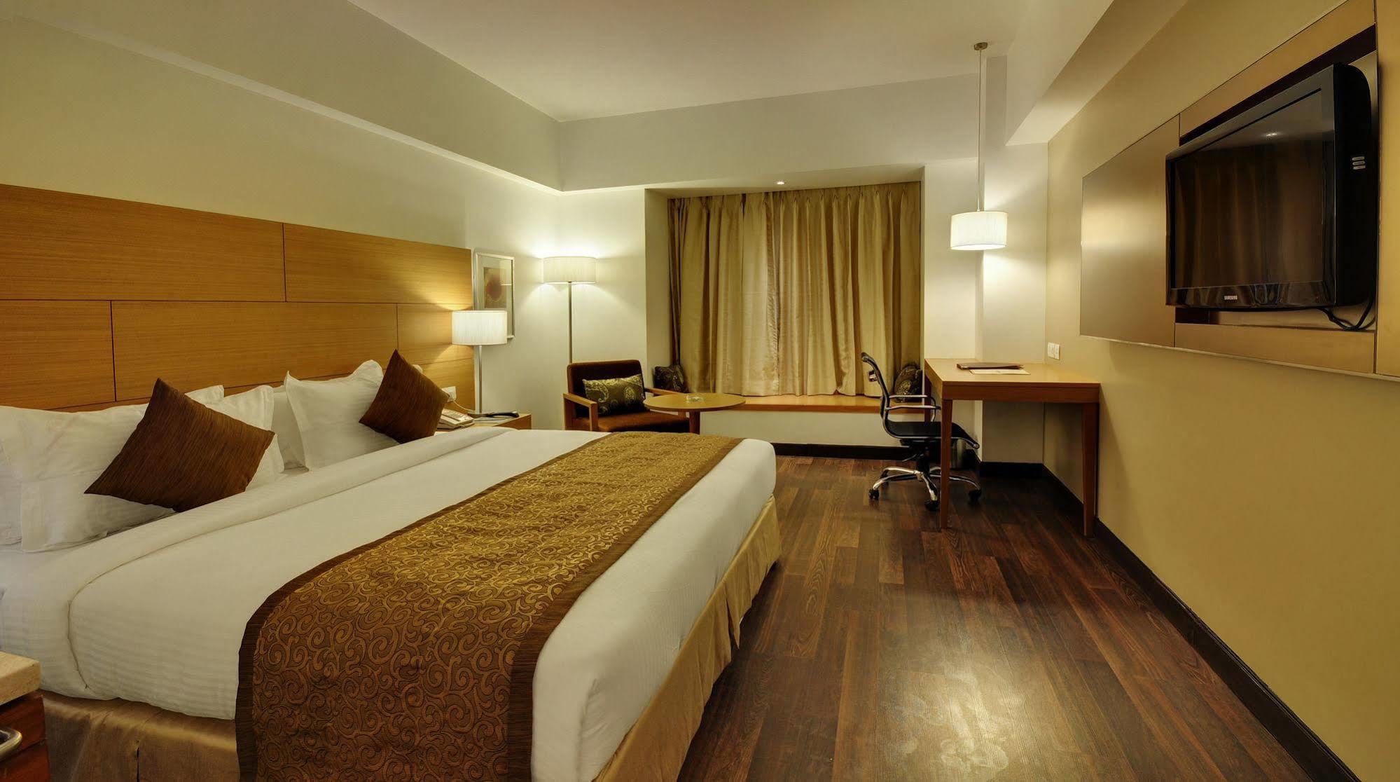 Hotel Platinum Rajkot Buitenkant foto