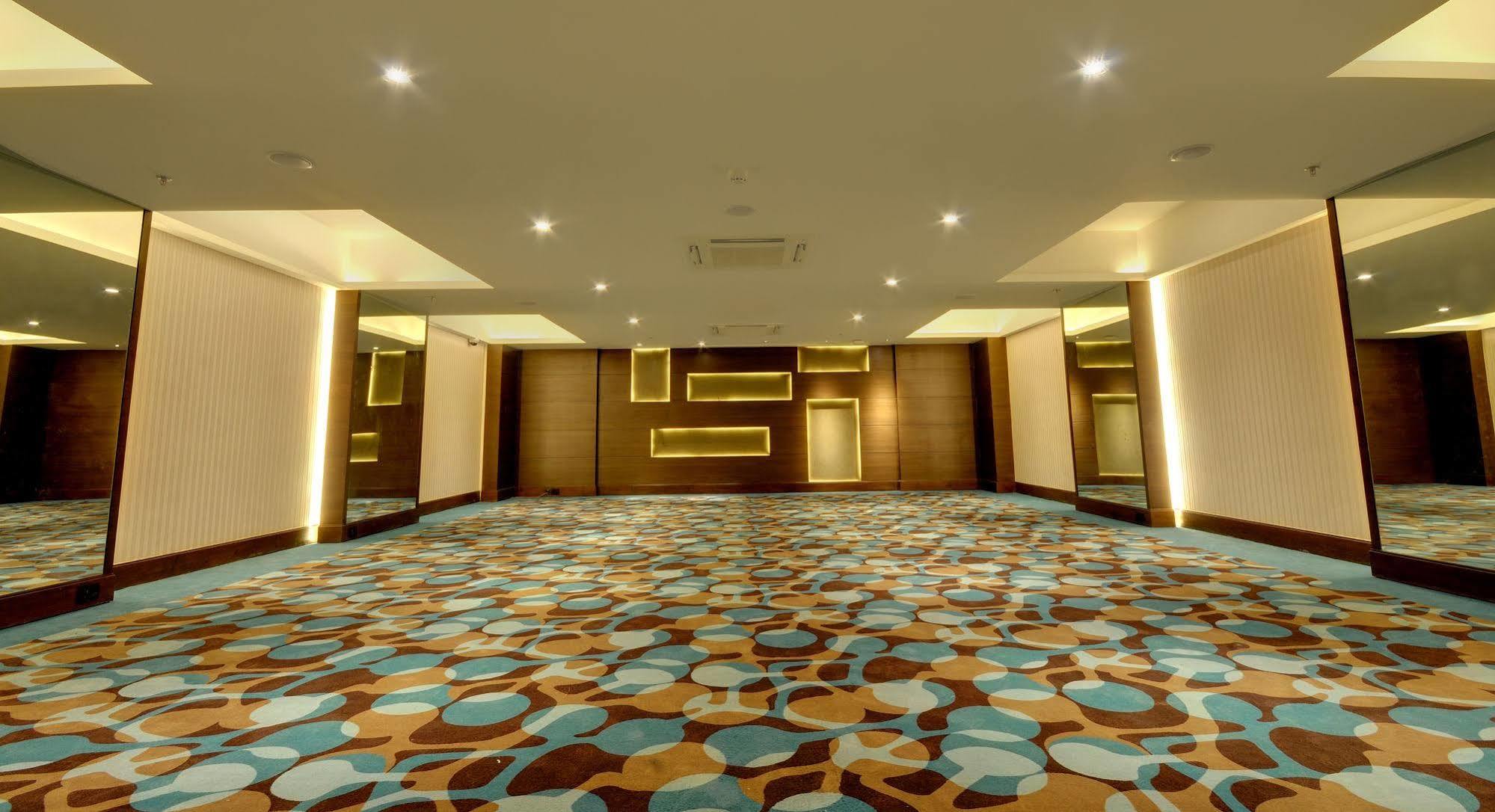 Hotel Platinum Rajkot Buitenkant foto