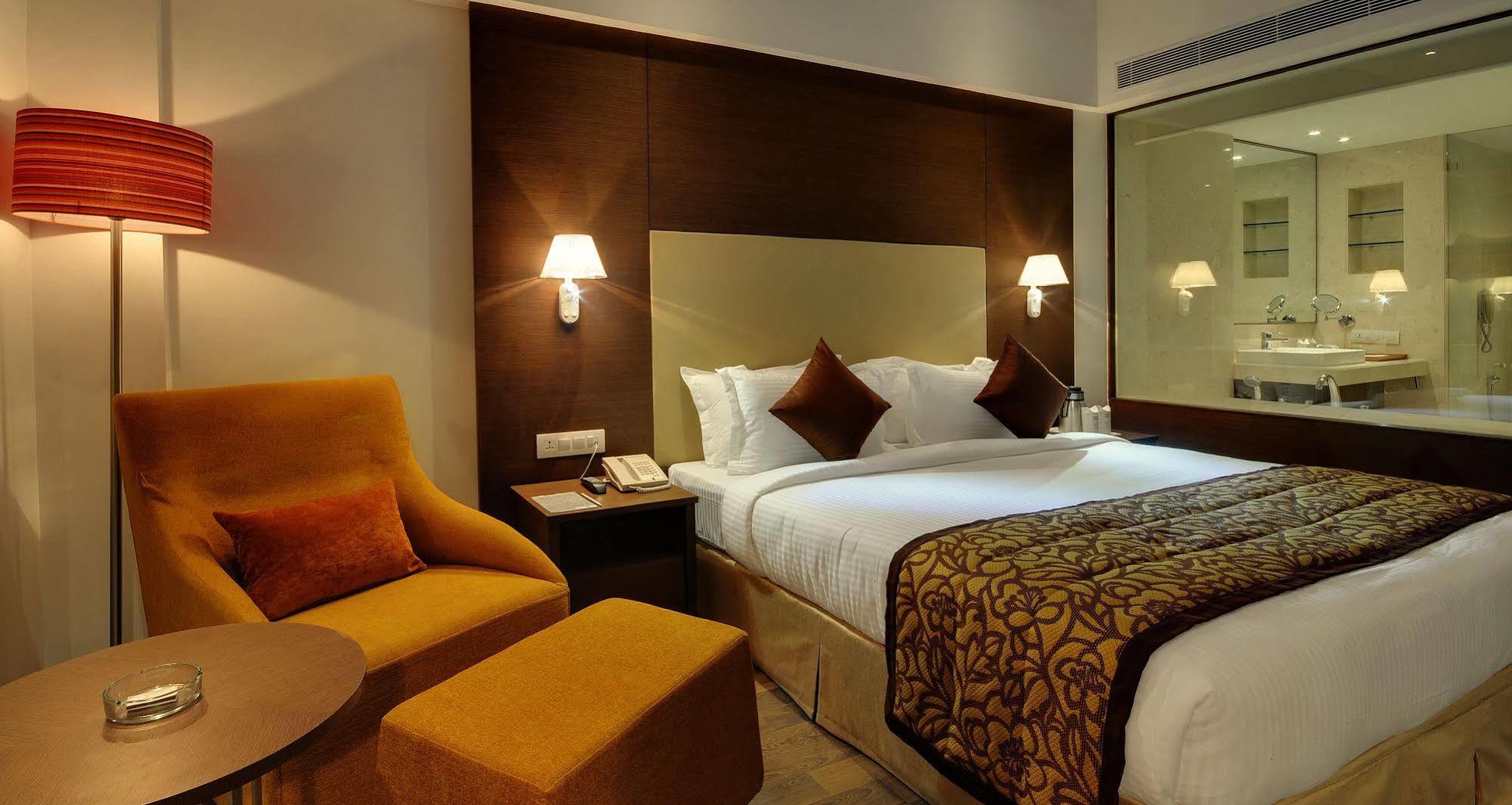 Hotel Platinum Rajkot Buitenkant foto
