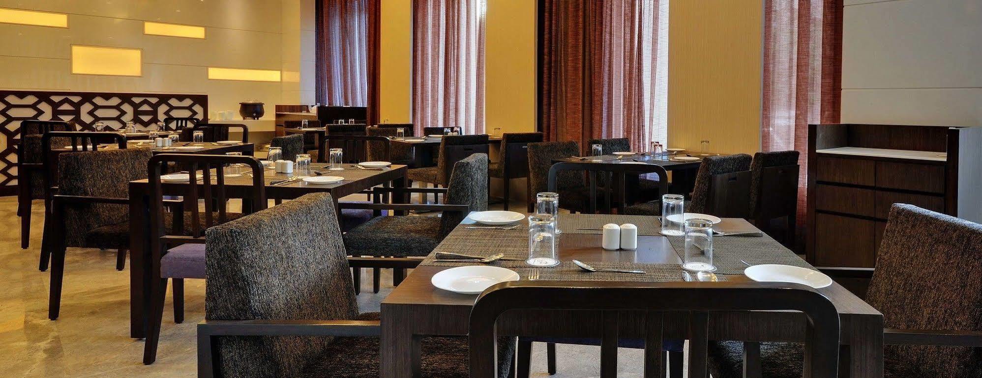 Hotel Platinum Rajkot Buitenkant foto