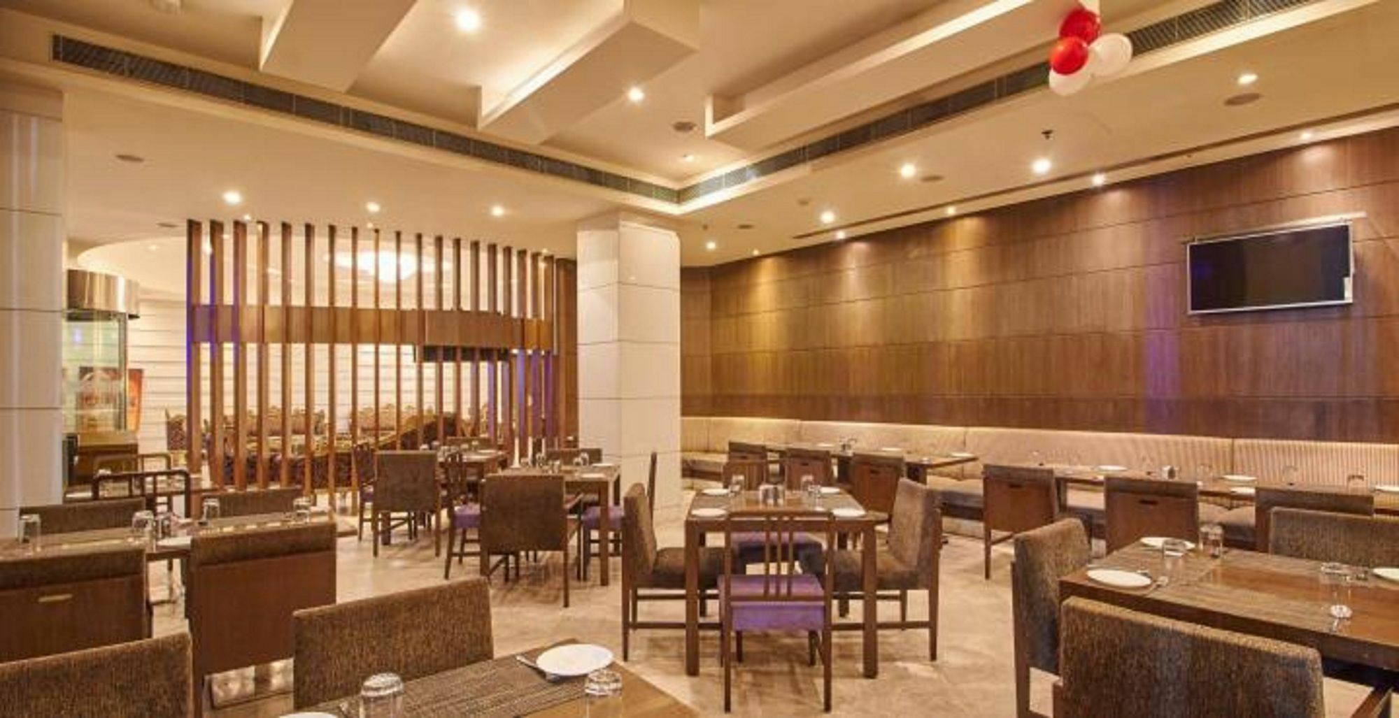 Hotel Platinum Rajkot Buitenkant foto