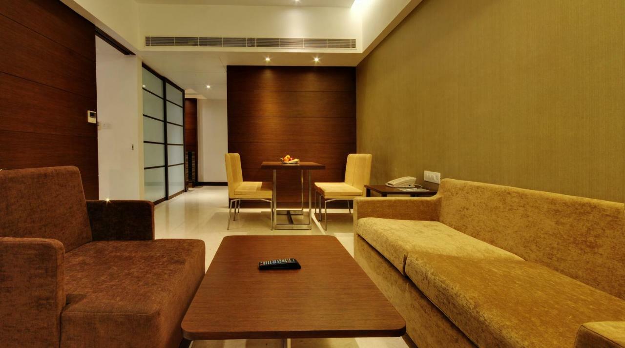 Hotel Platinum Rajkot Buitenkant foto