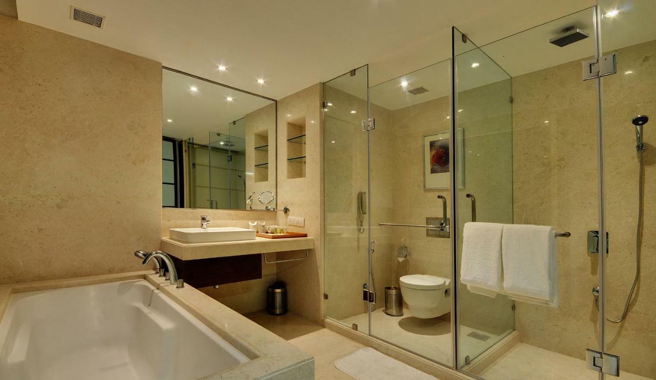 Hotel Platinum Rajkot Buitenkant foto